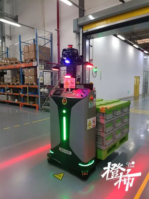 為什么很多工廠人們都不用干重活了 杭州這家企業(yè)研發(fā)的機器人,一個能頂十個人 尋找 杭州小巨人