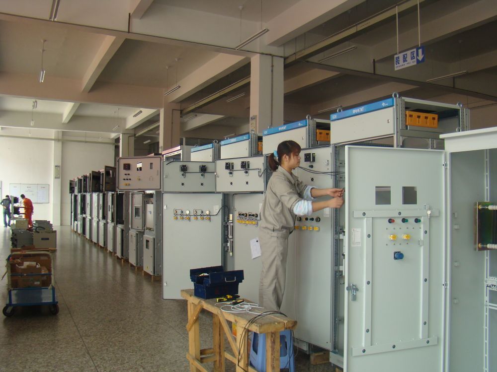 逢興機(jī)電車(chē)間內(nèi)工人正在裝配電氣柜.(受訪者供圖)