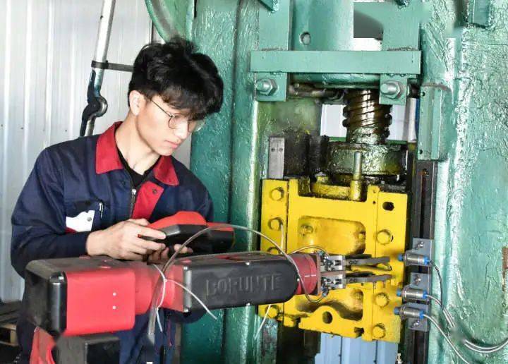技術(shù)成才,23歲溫州小伙成全省最年輕的"浙江工匠"_莊慶康_設(shè)備_電氣